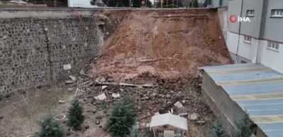 Nevşehir'de istinat duvarı b&uuml;y&uuml;k bir g&uuml;r&uuml;lt&uuml;yle &ccedil;&ouml;kt&uuml;