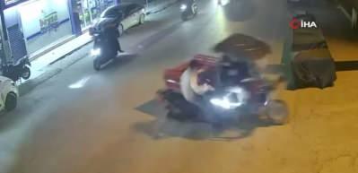 Adana'da motosikletin karıştığı kaza anı y&uuml;rekleri ağza getirdi