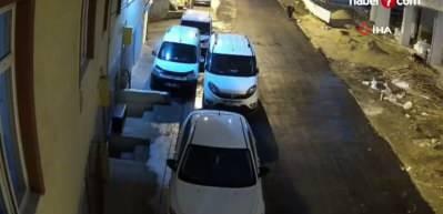 Sokak k&ouml;peklerinin dehşeti kamerada: Teravih d&ouml;n&uuml;ş&uuml; yaşlı kadına saldırdılar