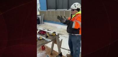 Amerikalı iş&ccedil;iler "K&acirc;be&rsquo;de hacılar&rdquo; ilahisini dinlerken g&ouml;r&uuml;nt&uuml;lendi.