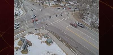 ABD'de kırmızı ışıkta bekleyen iki ara&ccedil; yolda oluşan obruğa d&uuml;şt&uuml;