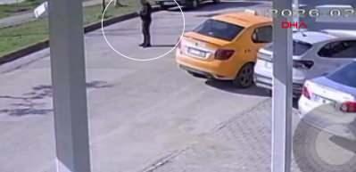 Adana'da yolun ortasında telefona dalan adama araba &ccedil;arptı