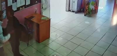 İki okul m&uuml;d&uuml;r&uuml;ne yumruklu saldırı kamerada