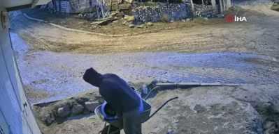 Amasya'da  bir bidon s&uuml;t&uuml; deviren gencin &ccedil;aresiz anları kamerada