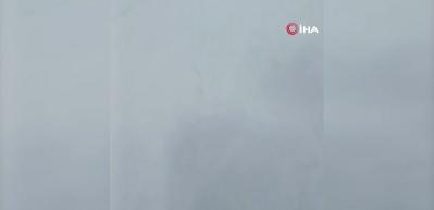 Ardahan-Şavşat kara yolunda karla m&uuml;cadele eden ekiplerin &uuml;zerine &ccedil;ığ d&uuml;şt&uuml;