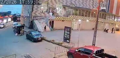 Artvin'de cami &ouml;n&uuml;nde atılan havai fişekler korku ve paniğe neden oldu