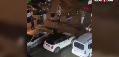 AVM otoparkı savaş alanına d&ouml;nd&uuml;: Bı&ccedil;aklar ve levhalar havada u&ccedil;uştu