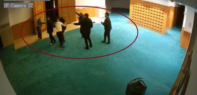 Ayakkabısının kaybolduğunu s&ouml;yleyip cami g&ouml;revlilerine saldırdı