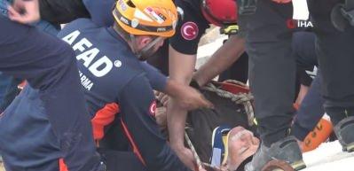 Balık avı kabusa d&ouml;nd&uuml;: Kayalıklara d&uuml;şerek mahsur kaldı