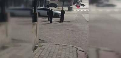 Başkentte belediyeden umudu kesen vatandaşlar k&ouml;stebek yuvasına d&ouml;nen yolları kendileri onardı