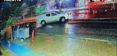 Biri kaldırımı yol sandı, &ouml;teki ref&uuml;j&uuml; aşarak karşı şeride ge&ccedil;ti