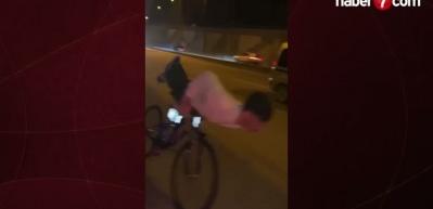 Bisikletli gen&ccedil; otoyolda feci şekilde can verdi! O anlar kamerada