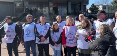 Buca Belediyesinde g&ouml;revli memurlar &ouml;denmeyen alacakları i&ccedil;in eylemlerini s&uuml;rd&uuml;rd&uuml;