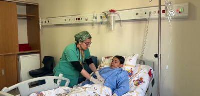  Bulantı şikayetiyle hastaneye g&ouml;t&uuml;r&uuml;len &ccedil;ocuğun karnından sa&ccedil; yumağı &ccedil;ıktı