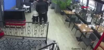 Bursa'da husumetli gruplar kafeyi meydan savaşına &ccedil;evirdi