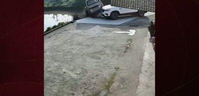 &Ccedil;in'de aracını park etmek isteyen s&uuml;r&uuml;c&uuml; &ccedil;arptığı ara&ccedil;la birlikte suya u&ccedil;tu