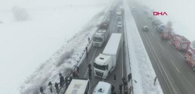 Erzurum'da karayolu savaş alanına d&ouml;nd&uuml;: 11 ara&ccedil; birbirine girdi: 20 yaralı