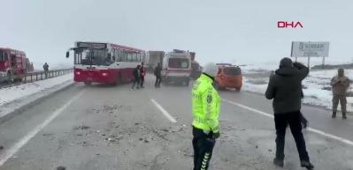 Erzurum'da zincirleme kazanın ardından aynı b&ouml;lgede ikinci kaza: 1 &ouml;l&uuml;, 4 yaralı