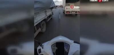 Faciadan d&ouml;n&uuml;ld&uuml;: Kamyonetten sarkan branda ipi motosikletliyi yola savurdu