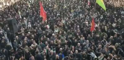 İran'da Hamaney'in &ouml;l&uuml;m&uuml; sonrası halk yas tutmak i&ccedil;in meydanlara akın etti