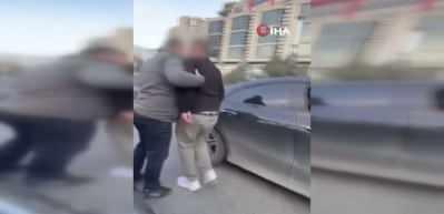 İstanbul'da otomobil s&uuml;r&uuml;c&uuml;s&uuml;n&uuml; bı&ccedil;akla tehdit eden minib&uuml;s şof&ouml;r&uuml; enselendi