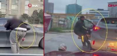 İstanbul'da otomobil s&uuml;r&uuml;c&uuml;s&uuml;n&uuml; bı&ccedil;akla tehdit eden minib&uuml;s şof&ouml;r&uuml; enselendi