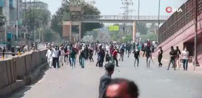 Kara&ccedil;i&rsquo;de ABD Konsolosluğu &ouml;n&uuml;nde protesto: 9 &ouml;l&uuml;, 36 yaralı