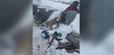 Kars'ta 2 ahır &ccedil;&ouml;kt&uuml;, 4 b&uuml;y&uuml;kbaş hayvan telef oldu