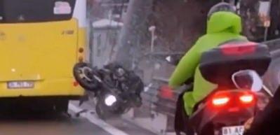 K&ouml;pr&uuml;de otob&uuml;s ve bariyer arasına giren motosikletli havada taklalar attı!