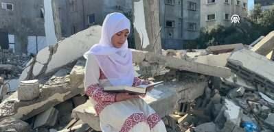 Enkazların arasında Kur'an sesi! İman varsa imkan da vardır