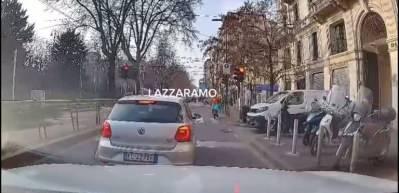 Milano'da tramvay faciası: Bir anda raydan &ccedil;ıkıp kaldırıma daldı