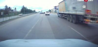 Otomobilin bariyere &ccedil;arptığı kaza anı kamerada