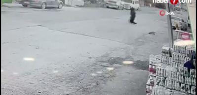 Pikap kapağının kadına &ccedil;arptığı dehşet anları kamerada