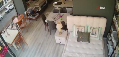 Samsunda dehşet anları: Mobilya mağazasında eşini d&ouml;vd&uuml;