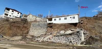 Şırnak'ta şiddetli yağış nedeniyle &ccedil;&ouml;ken istinat duvarı evin temelini ortaya &ccedil;ıktı