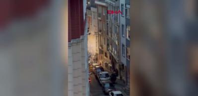 Şişli&rsquo;de elektrik direğindeki patlamalar kamerada