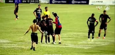 Taraftara m&uuml;dahale etmek isteyen g&uuml;venlik Messi'yi sakatlıyordu!