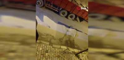 Tonlarca ağırlıktaki kamyonun freni boşaldı geri geri kaydı