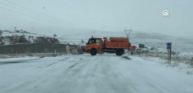 Yoğun kar nedeniyle bazı yollar trafiğe kapatıldı