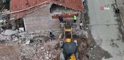 Yol &ccedil;alışması kabusa d&ouml;nd&uuml;: Belediye ekipleri, yaşlı &ccedil;iftin evini başlarına yıktı