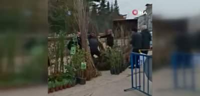 Zabıta m&uuml;dahalesine seyyar satıcılardan bı&ccedil;aklı tepki