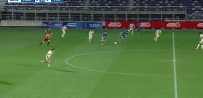 Orta sahanın gerisinden akıl dolu gol! Spiker anlatırken kendinden ge&ccedil;ti