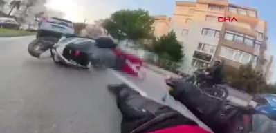 Bursa'da kuryenin ara&ccedil;ların arasından ge&ccedil;mek istemesi kazaya davetiye &ccedil;ıkardı