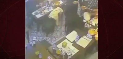 istanbul'da bir restoranda yemek yiyen şahsı yemekten &ccedil;ıkan b&ouml;cek ısırdı
