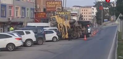 Diyarbakır&rsquo;da saman y&uuml;kl&uuml; tır devrildi: 7 ara&ccedil; hasar g&ouml;rd&uuml;