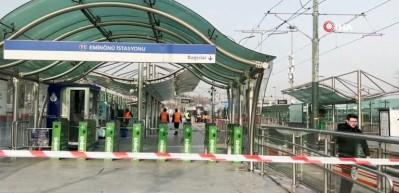 Emin&ouml;n&uuml;&rsquo;nde tramvay raydan &ccedil;ıktı