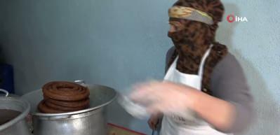 Eşine destek olup 15 metrekarelik d&uuml;kkanda kadınların g&uuml;c&uuml;n&uuml; g&ouml;steriyor