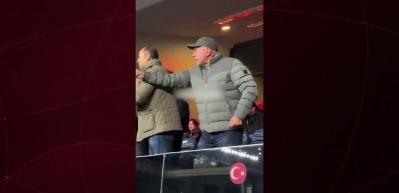 Gol sonrası protokol trib&uuml;n&uuml; karıştı! Başkanı zor tuttular