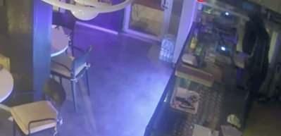 Hırsızlığın da b&ouml;ylesi' Hem paraları &ccedil;aldı hem de ısındı, yemek yedi ve televizyon izledi...