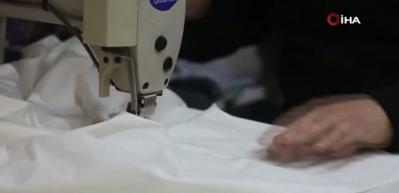 İş yerinin camına astığı "Kefene cep dikilir" yazısıyla ilgi odağı olan esnaf, yazıyı cimrilerin inadına kaldırmıyor